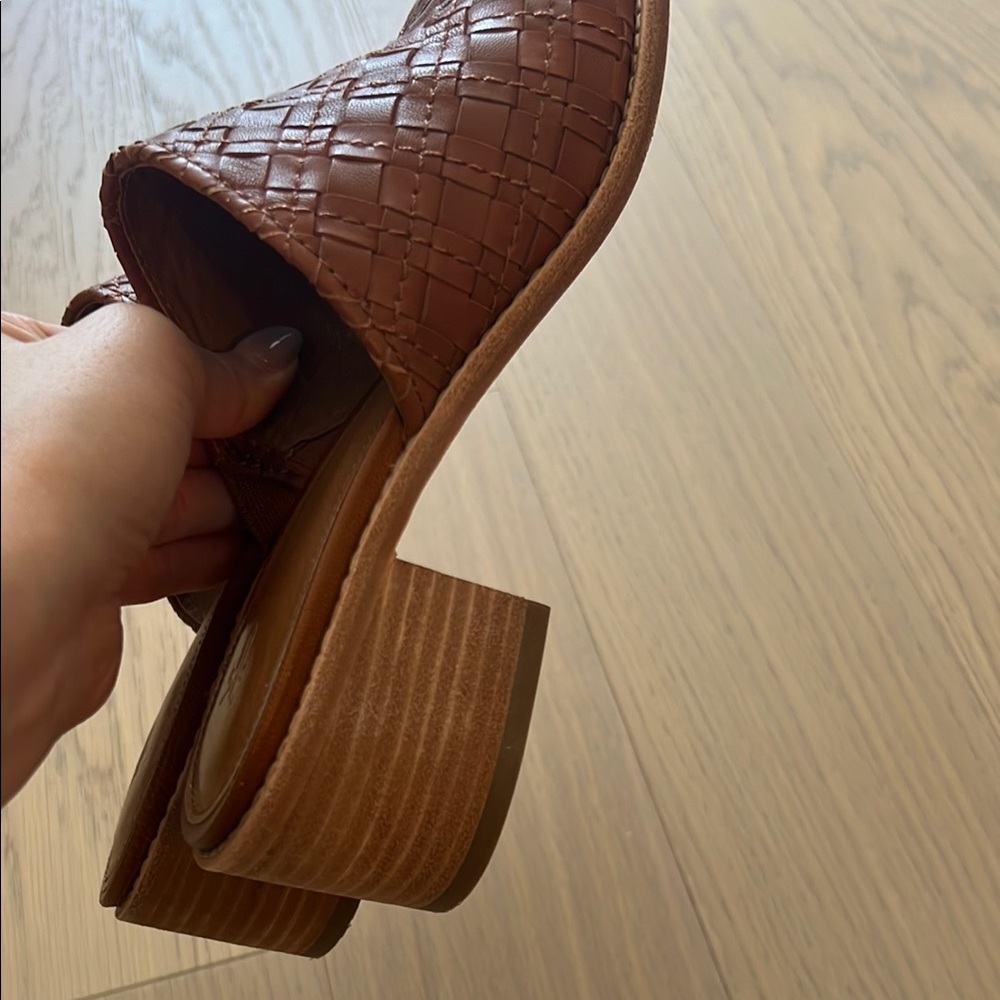 FRYE Women's cognac brown woven mules (SIZE 7.5) - Picture 5 of 7